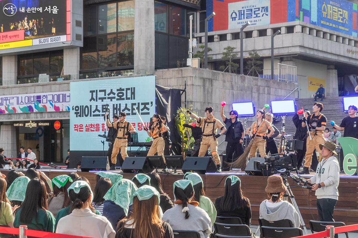 영화 <고스트바스터>를 패러디한 지구수호대 '웨이스트버스터즈'의 퍼포먼스 중 한 장면 ⓒ유서경