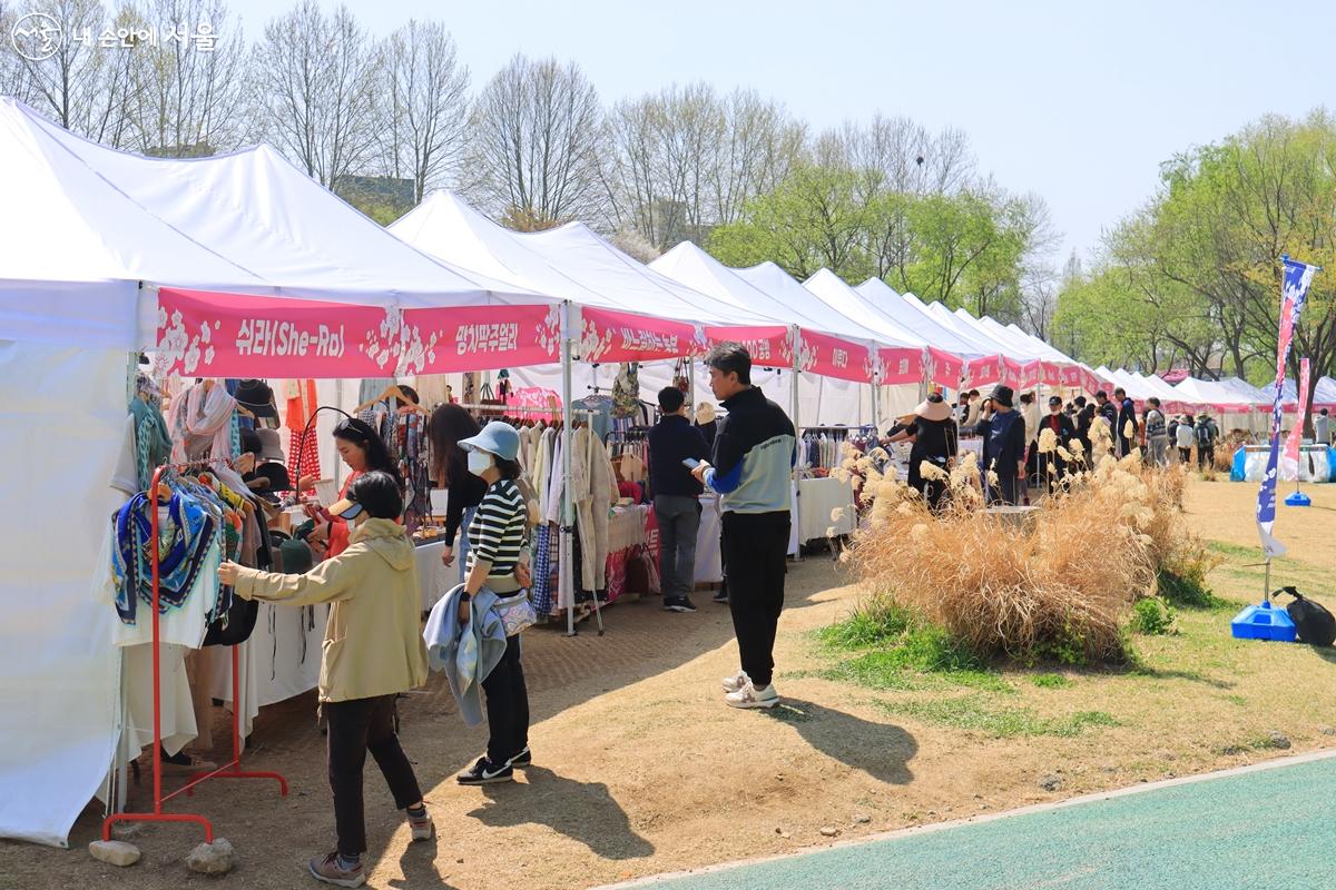 4월 9일까지 열린 플리마켓 체험존에서는 다양한 핸드 메이드 제품을 만들어 보고 구매도 할 수 있었다. ©정향선