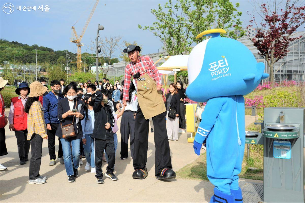 거인 아저씨와 함께 개장 행사에 참석하는 어린이들 ⓒ조수봉