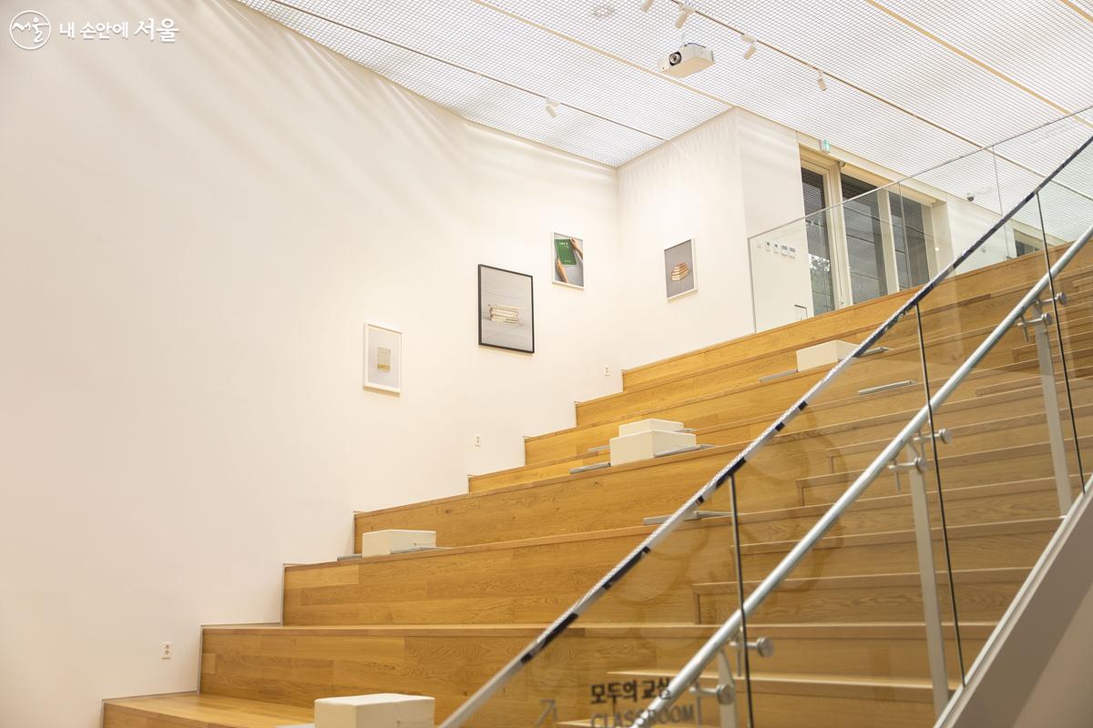 배움동 1층과 2층을 연결하는 긴 계단형 공간 '모두의 교실'은 강연, 전시 등을 진행할 수 있는 공간이다. ⓒ임중빈
