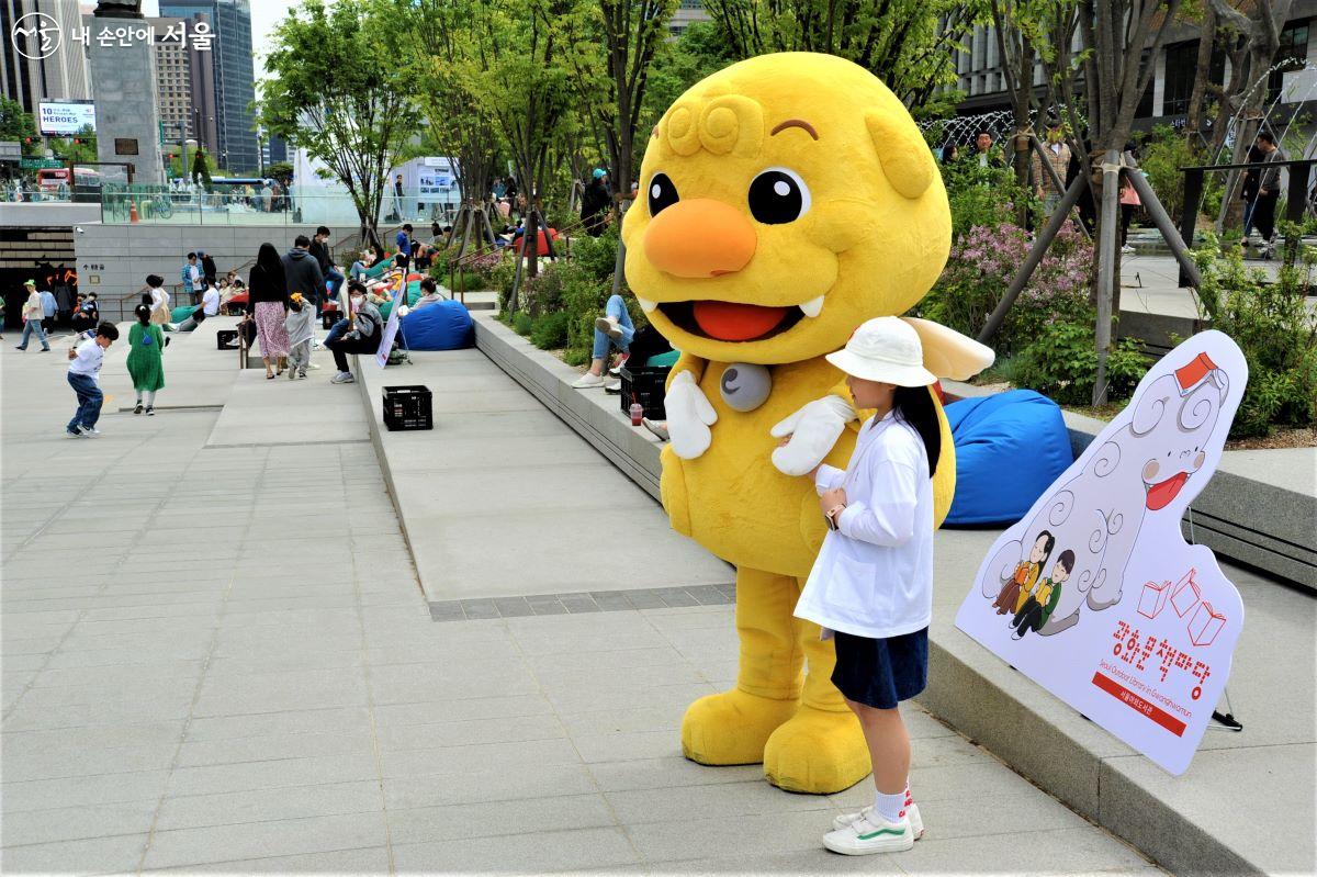 해치마당의 캐릭터 해치와 사진 촬영을 즐기는 어린이 ©조수봉