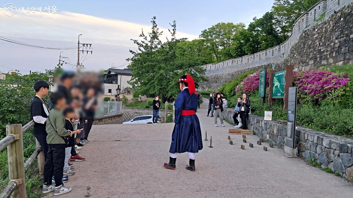 감역관이 한양도성에 대해 간략하게 안내하고 유생 실종사건을 설명해 주었다. ⓒ이선미