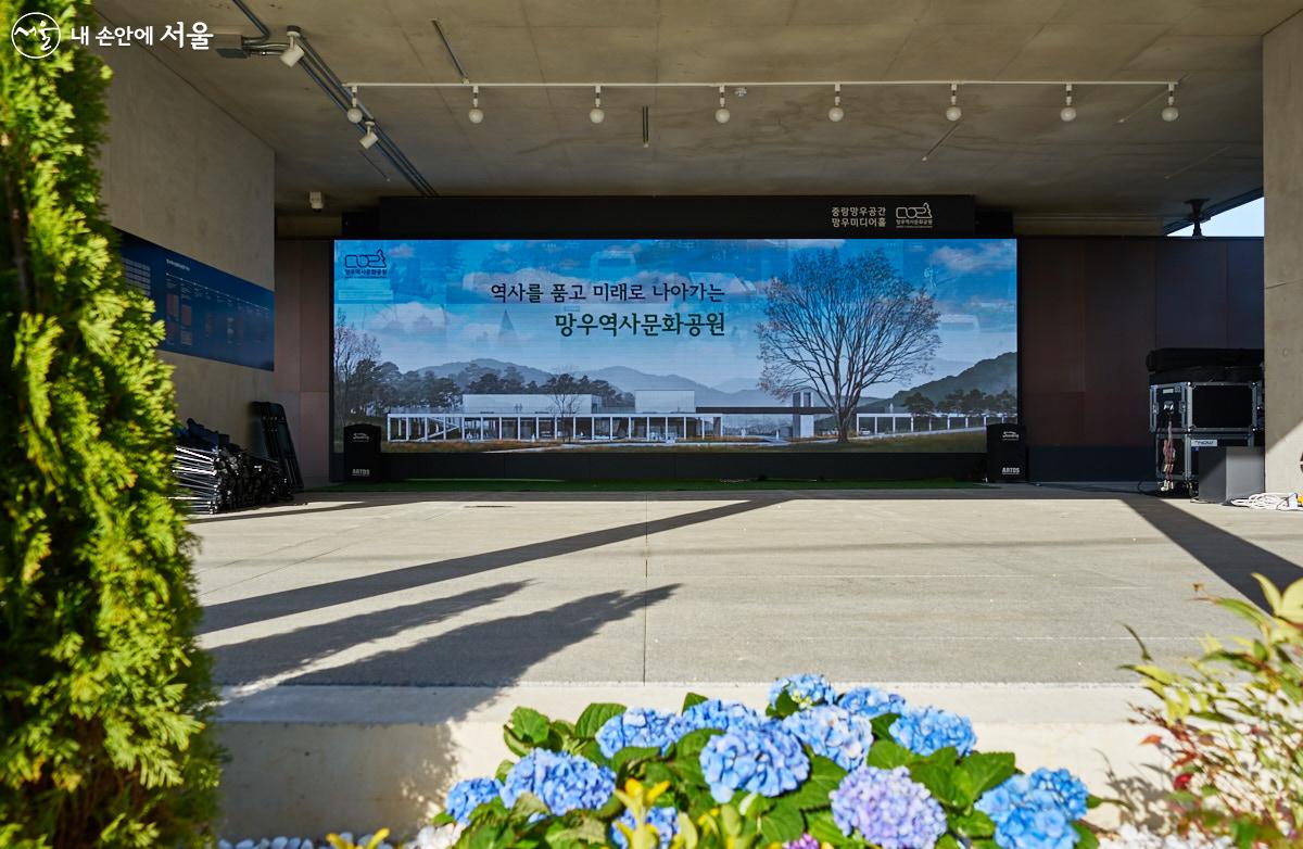 망우미디어홀에서는 망우역사문화공원 소개 영상과 유명 인사들의 묘역에 대한 안내 영상 등을 볼 수 있다. ⓒ이정규