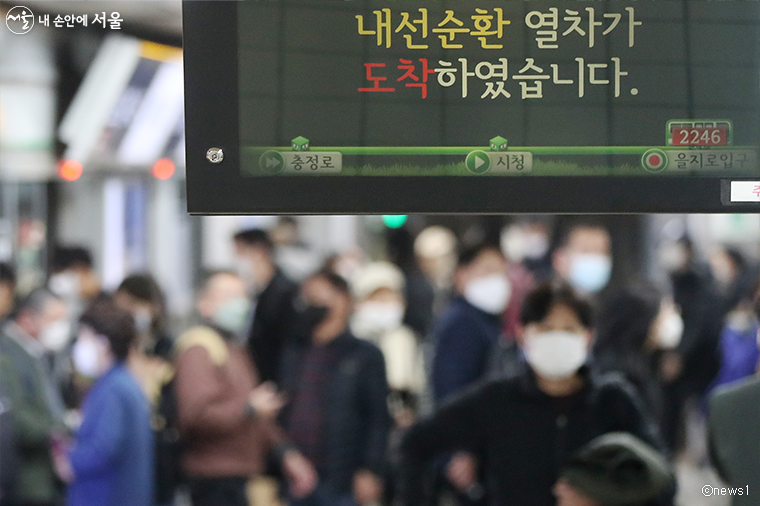 서울시와 서울교통공사는 시민편의를 위해 지하철 승강장안전문에 도착역명을 표기한다.