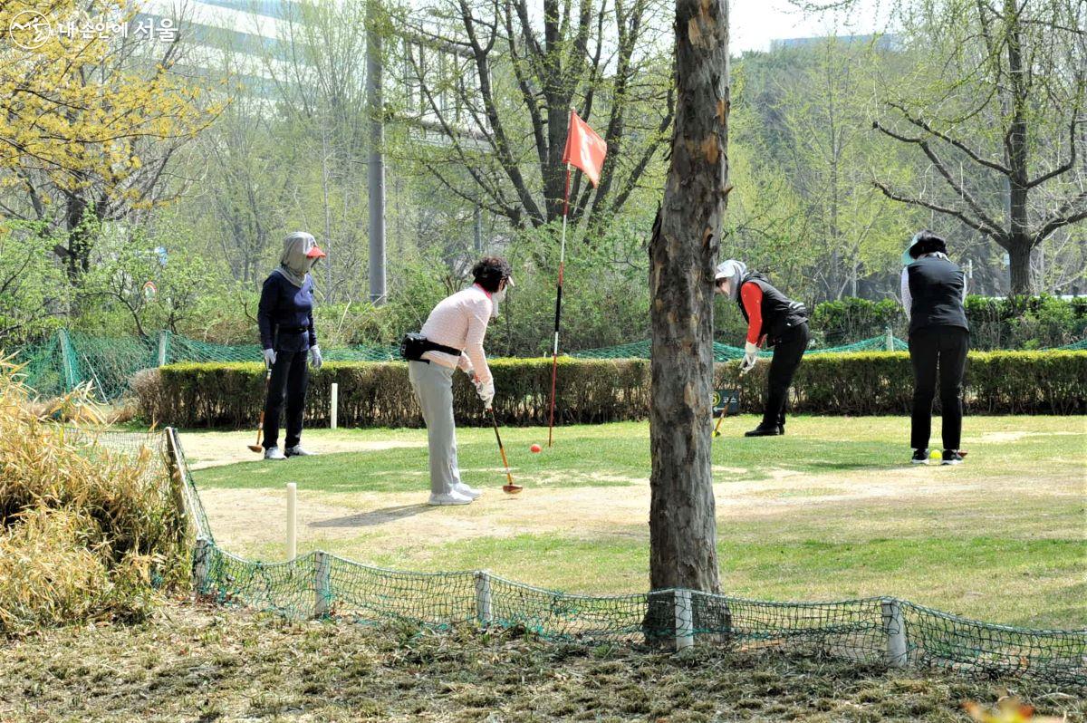 1팀 당 4명 기준으로 운영되는 잠실파크골프장 ⓒ조수봉