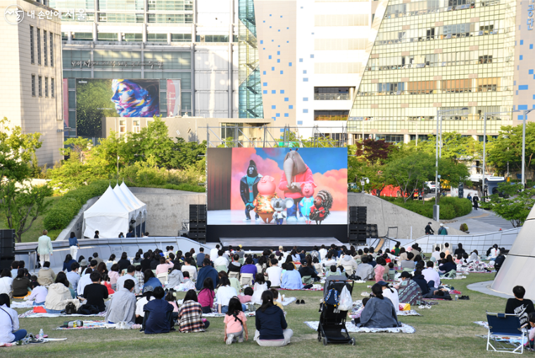 잔디언덕에서는 야외에서 즐기는 ‘시네마’와 ‘콘서트’가 열린다.