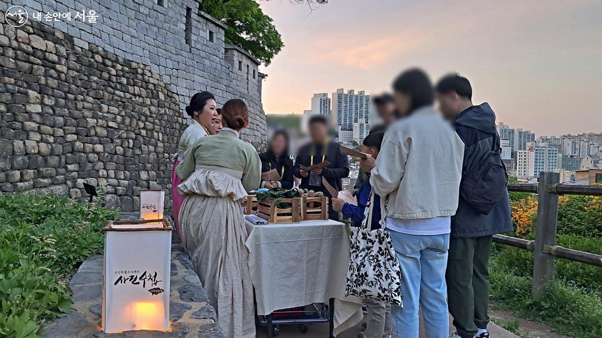 저자거리에서 사건의 실마리를 찾아라. ⓒ이선미 