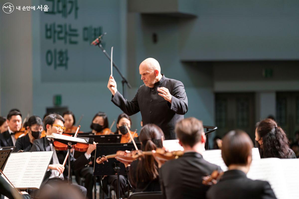 얍 판 츠베덴 음악감독은 특유의 카리스마로 열정적이고 역동적인 연주를 이끌어내고 있다. ⓒ서울시향 