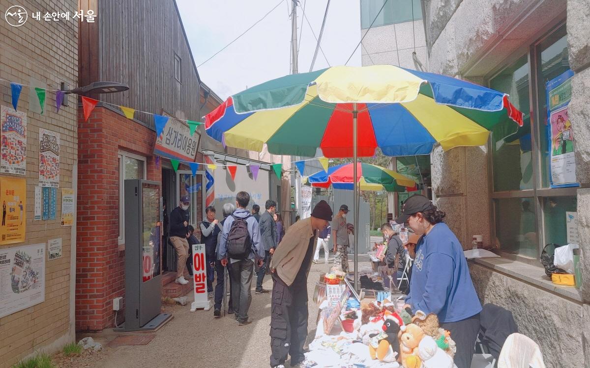 돈의문박물관마을 곳곳에서 진행되고 있는 골목시장과 다양한 프로그램들 ©최은영