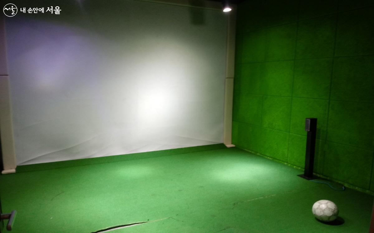 혜윰누림에서는 계측형 VR을 활용하여 페널티킥, 야구 등의 야외 스포츠를 실내에서 즐길 수 있다. ©김영주