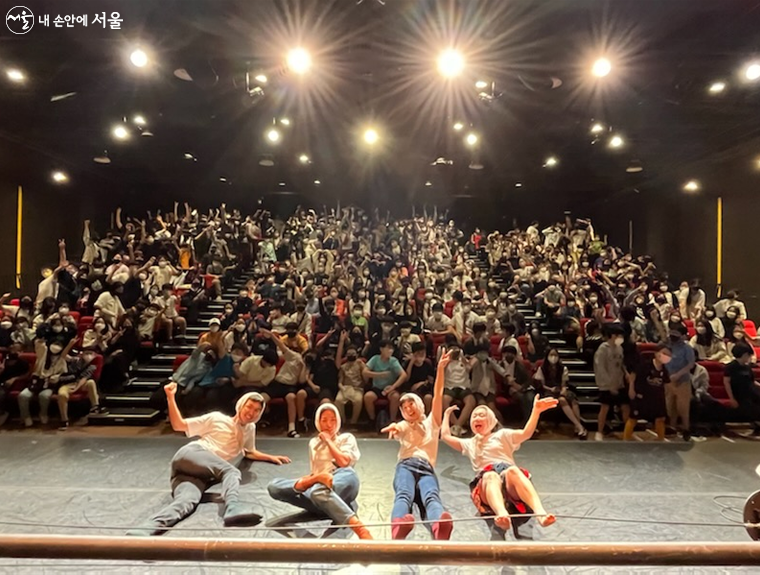 서울시가 학생 6만 6,000천 여명을 대상으로 총 200회 무료 공연을 여는 '공연봄날' 사업을 추진한다.  