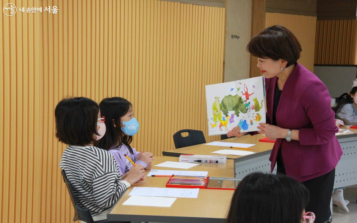 '나만의 책 만들기' 과정은 아이들이 직접 이야기를 구성하고 그려 한 권의 그림책을 만든다. ©엄윤주