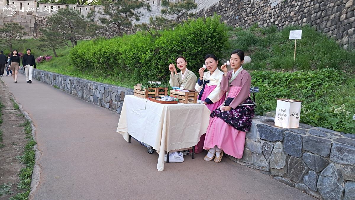 저자거리에서 여인들이 야채와 화장품을 팔고 있었다. ⓒ이선미  