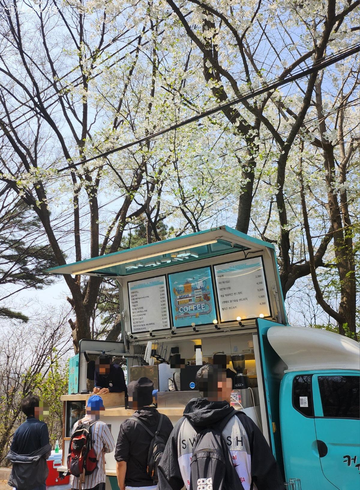 안산 자락길을 올라가는 길에 있는 커피차에서 간단한 요깃거리를 사 먹을 수 있다. ©김정원