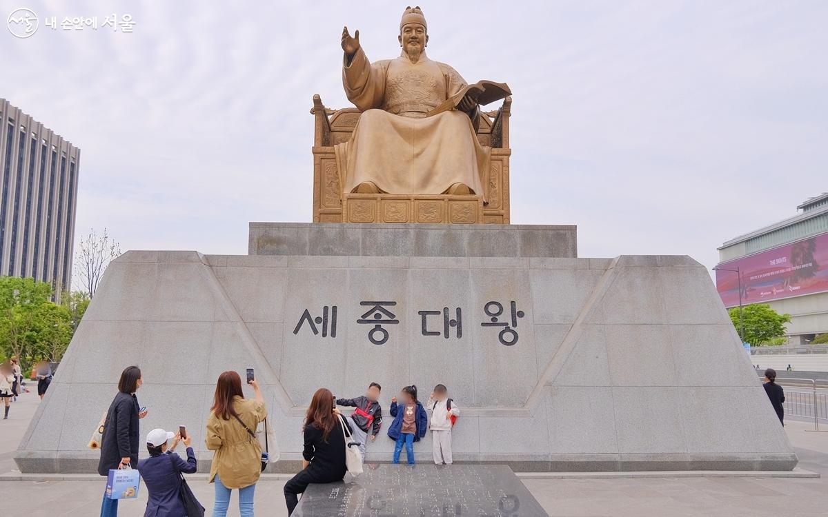 세종대왕 동상 앞에서 인증 사진을 담는 사람들 ©강중원