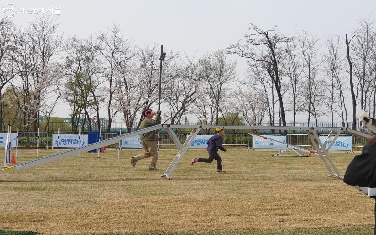 관람객 중 한 어린아이가 직접 핸들러를 시도해 보고있다. ©최윤정