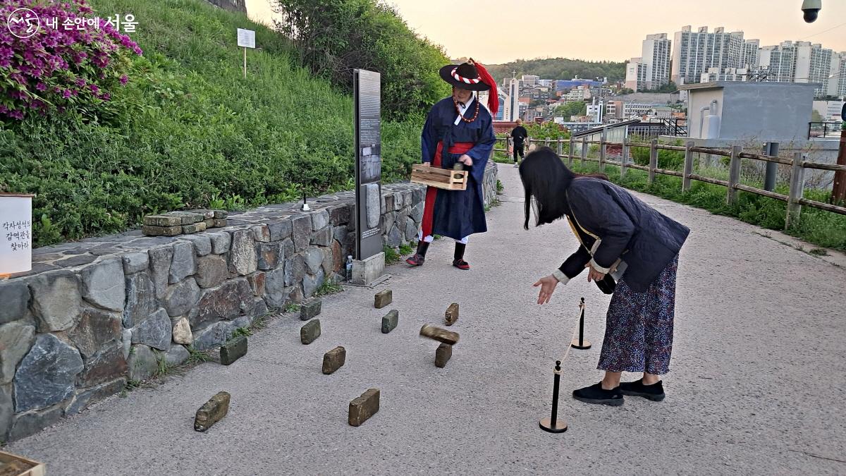 비석치기를 해서 총 네 개의 단어를 찾아야 출발할 수 있다. ⓒ이선미