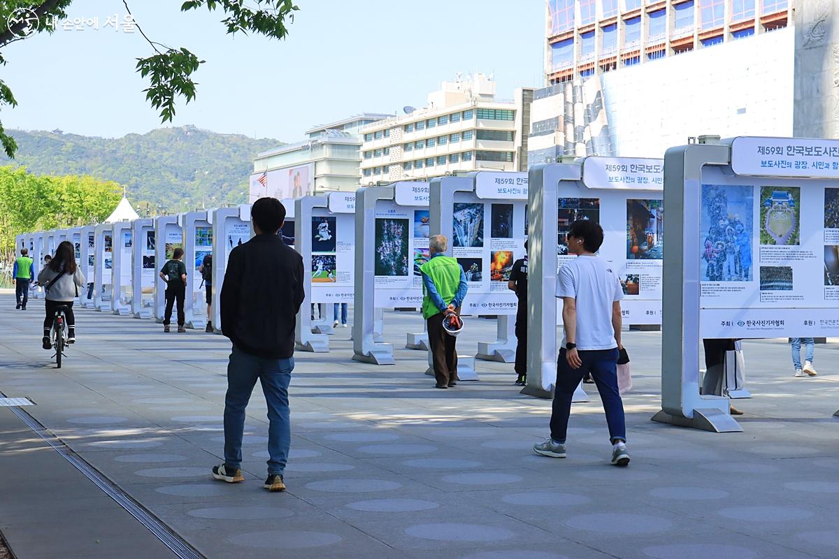 광화문광장에서는 '제59회 한국보도사진전'이 열리고 있다. ⓒ정향선