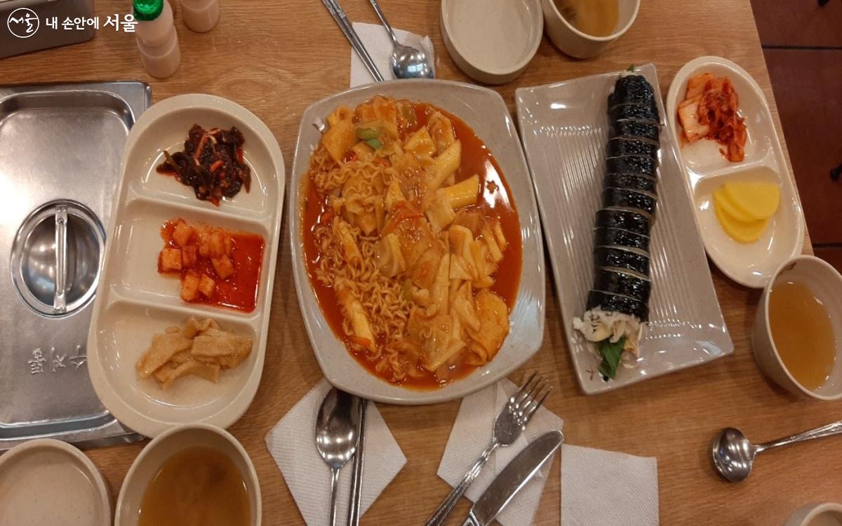 떡볶이 나트륨량 703.12mg 소금양은 1.758g ©​김민채