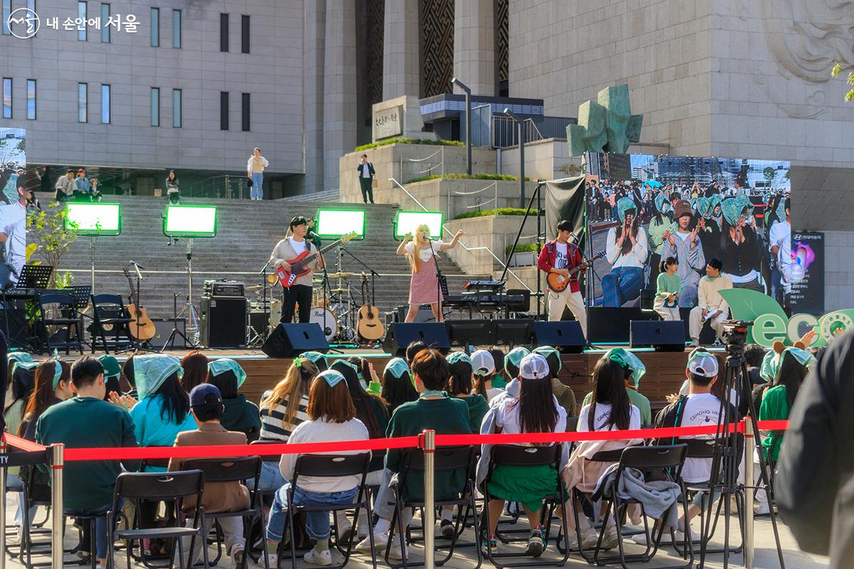 '지구의 날' 행사로 광화문광장에서 라이브공연이 펼쳐지고 있다. ⓒ유서경