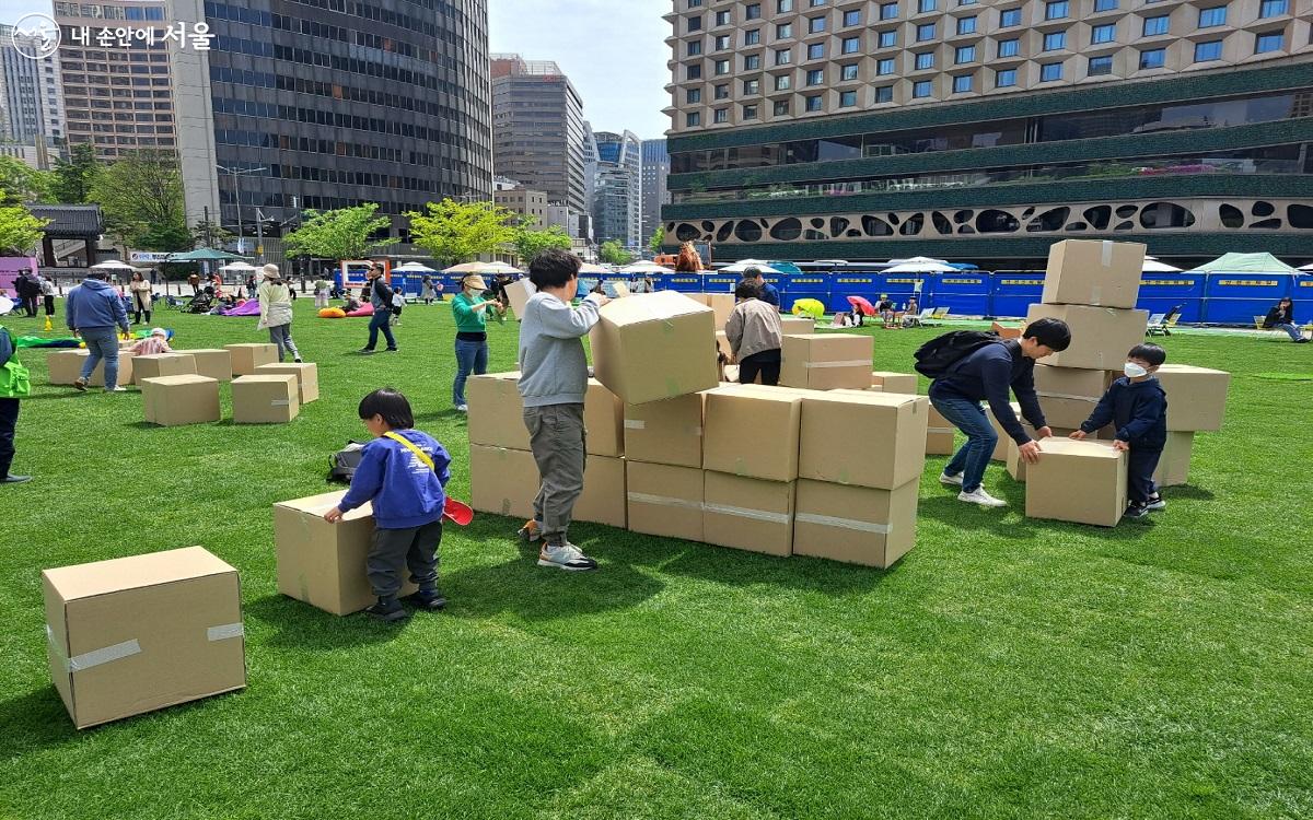 책읽는 서울광장에서 시민들이 상자쌓기 놀이를 하며 즐거운 한때를 보내고 있다. ©홍지영