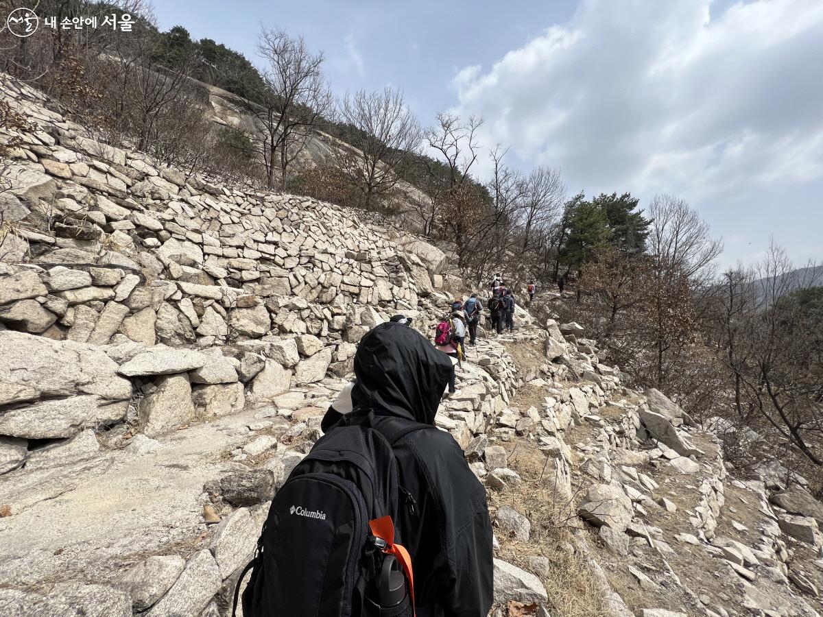 산길, 마을길, 하천길 등 다양한 코스를 걸어야 하기에 평소 걷기 연습을 해두길 권한다. ⓒ박지영