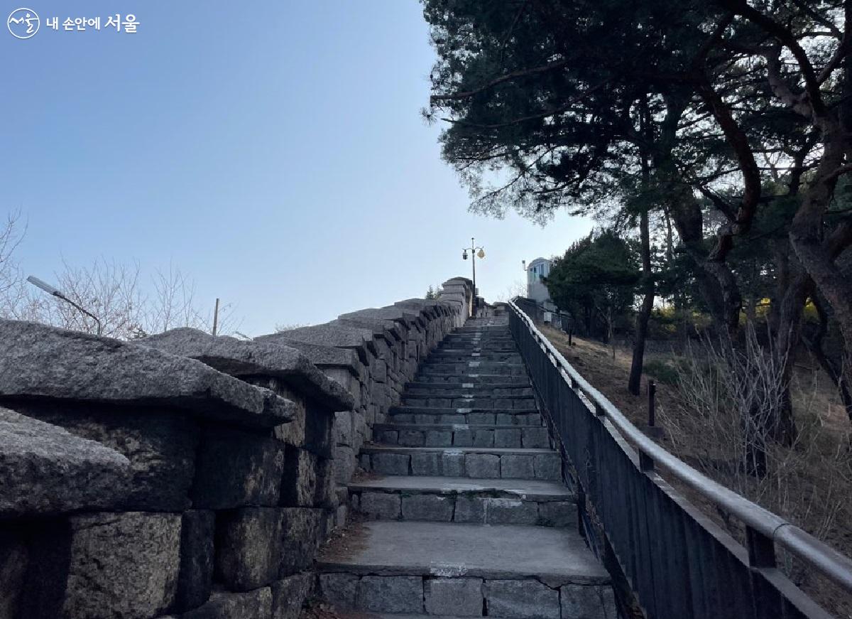 서울 한양도성길 1코스(북악산구간)에서 2코스(남산구간) 가는 길. 성벽길 계단이 정말 가파르다. ⓒ반도상