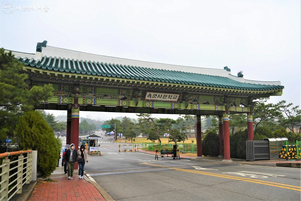 육군사관학교가 개교 후 최초로 벚꽃 만개 시기에 맞춰 캠퍼스를 개방했다. ©이봉덕