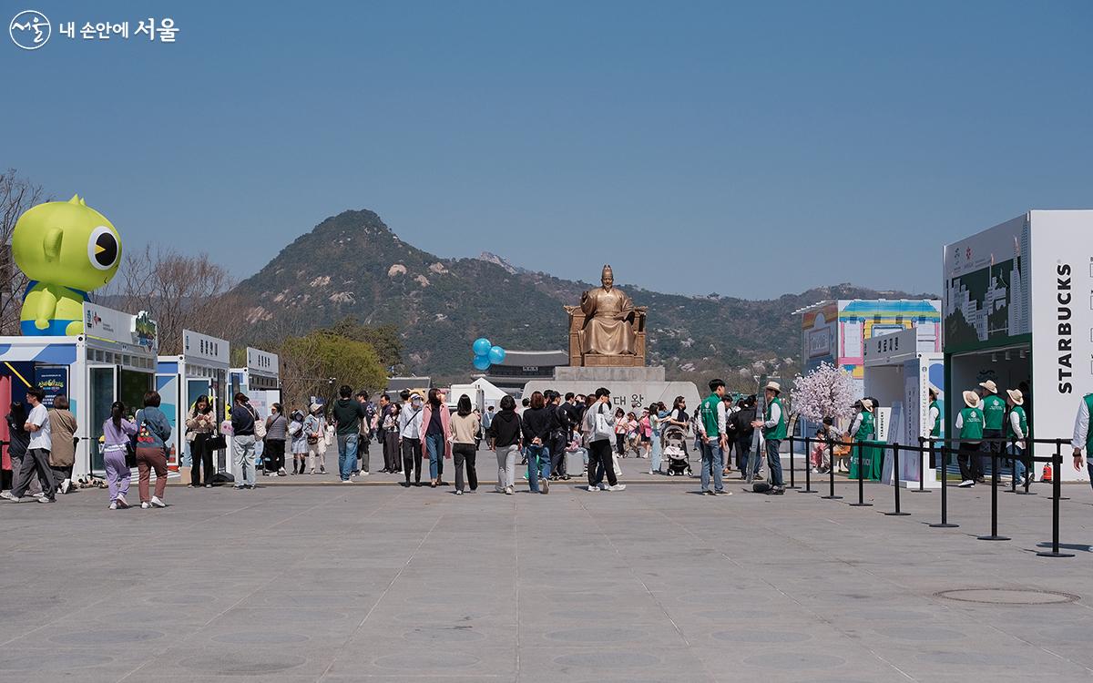 부산세계박람회 유치 기원 행사 '광화에서 빛;나이다'가 진행된 광화문광장에는 주말 동안 많은 사람들이 찾았다. ⓒ김아름