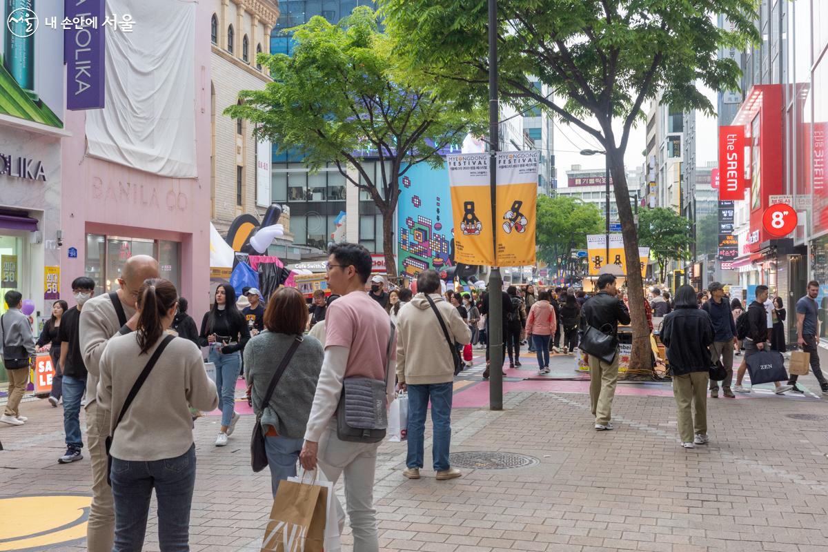 축제 첫날 국내외 관광객으로 무척 붐빈 명동거리 ⓒ이병문