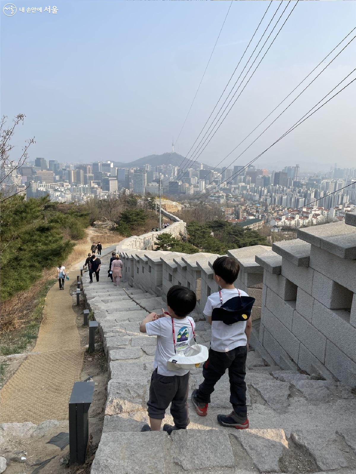 한양도성 성벽길을 따라 인왕산 정상으로 ⓒ반도상