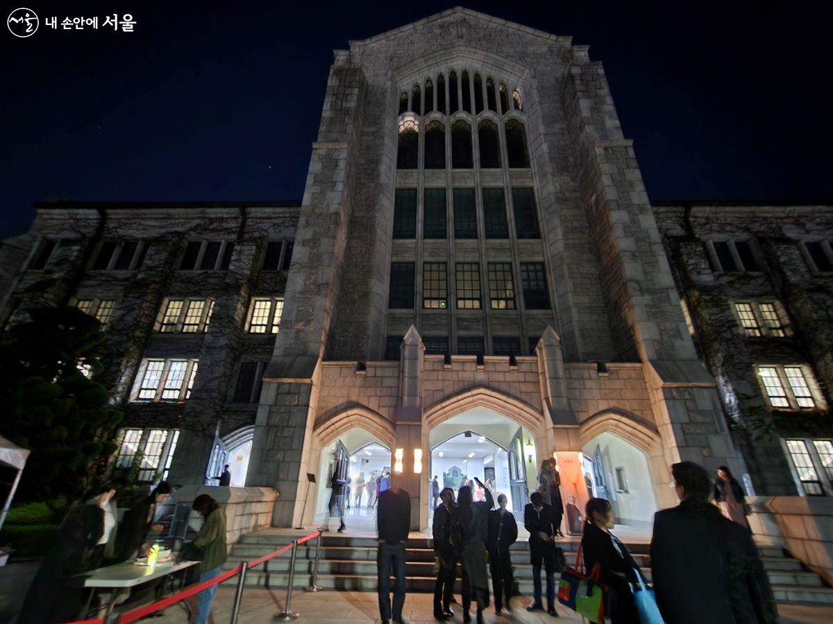 서울시향의 '아주 특별한 콘서트'가 열렸던 이화여자대학교 대강당 ⓒ윤혜숙