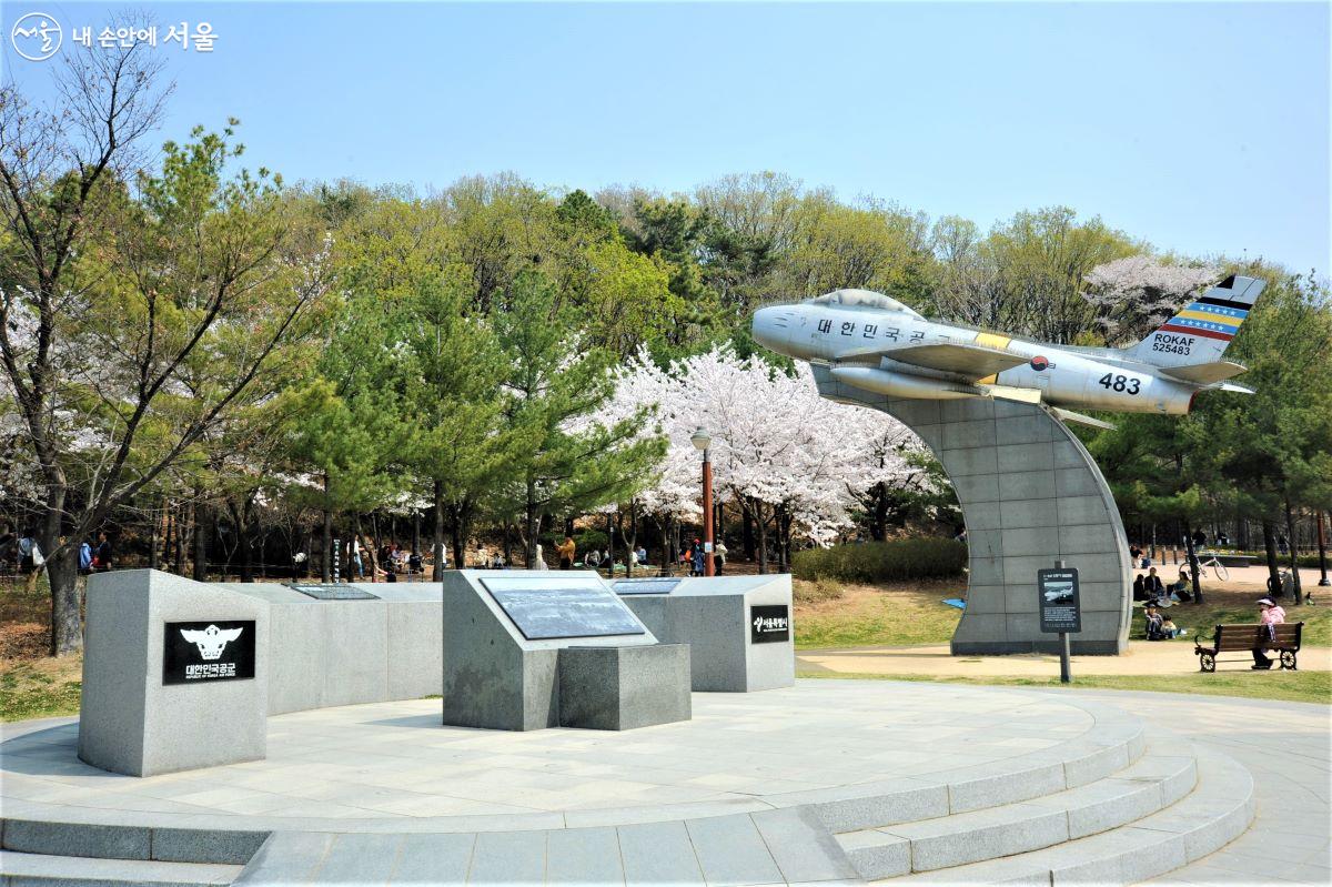 옛 공군사관학교를 기념하는 에어파크에는 대한민국 초기 공군기 등 여러 가지 항공기들이 전시돼 있다. ⓒ조수봉