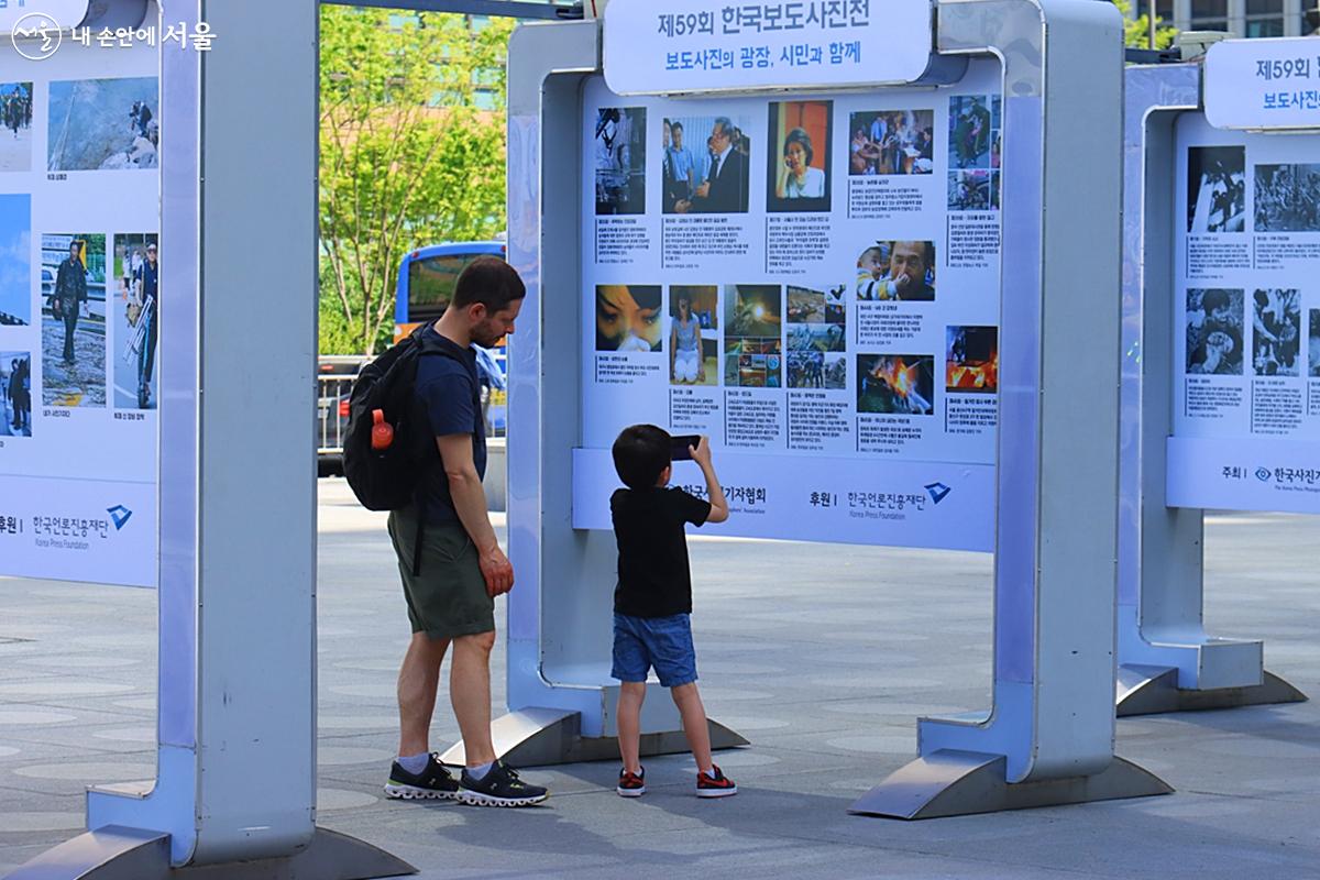 아빠와 함께 나온 아이가 사진을 담고 있는 모습 ⓒ정향선