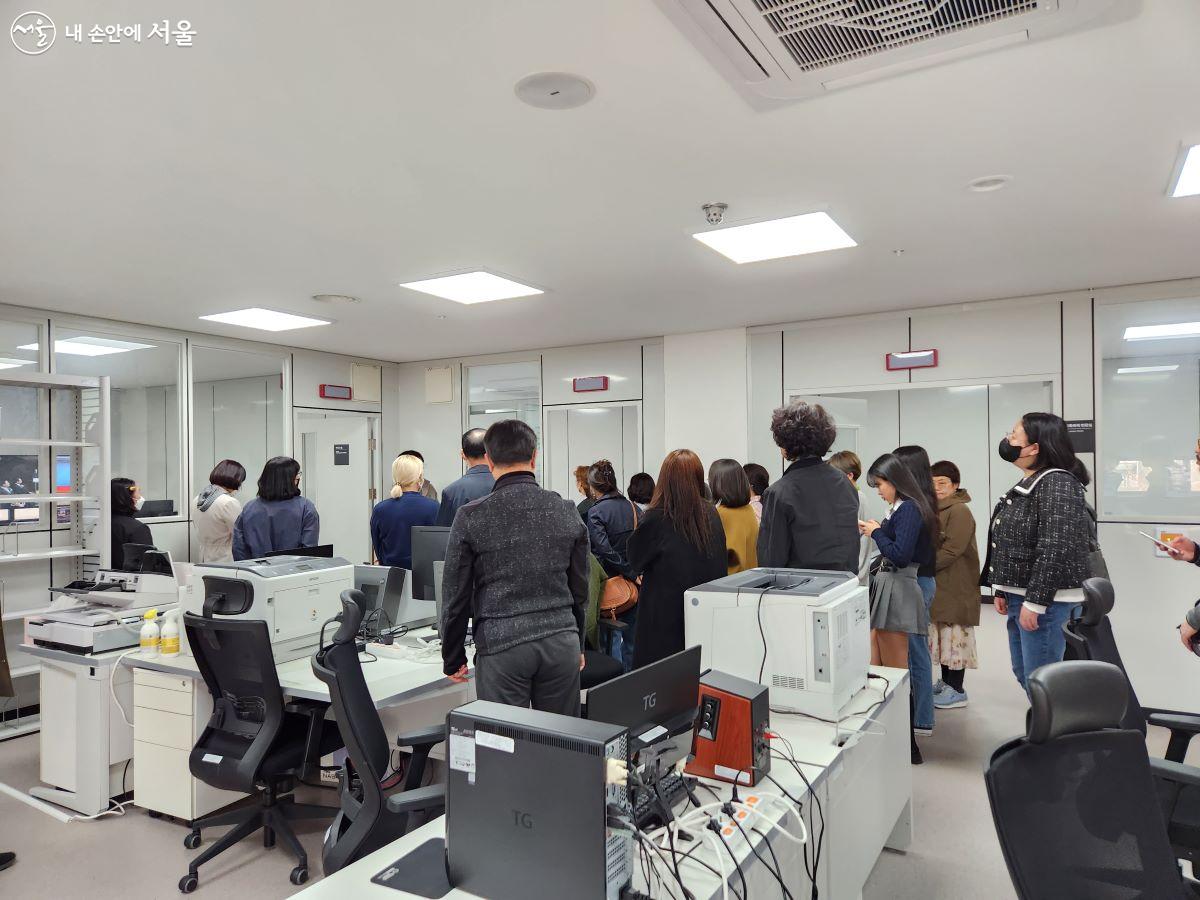 서울기록원 직원들의 안내에 따라 교육생들이 보존복원실을 살펴보고 있다. ©윤혜숙