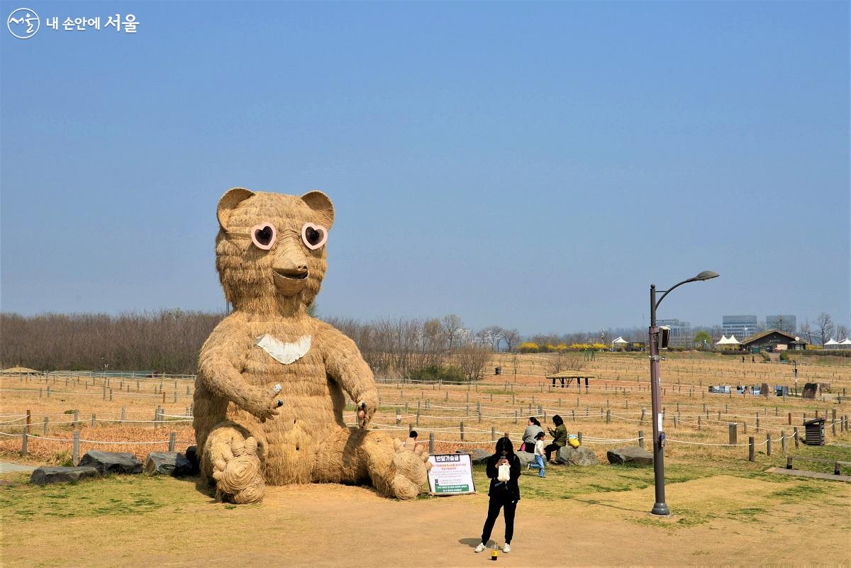 하늘공원에 설치된 다채로운 조형물. 짚으로 제작된 곰돌이 포토존이 있다. ©이봉덕