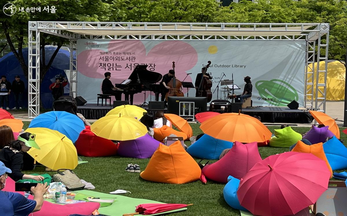 개막식 공연으로 '성민제 재즈 콰르텟'의 연주가 펼쳐졌다. ©박지영