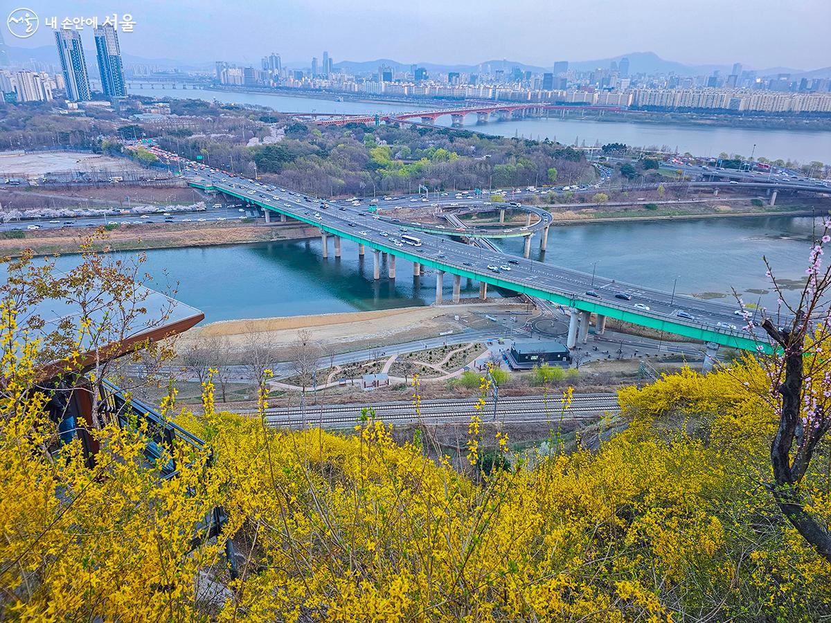 거미줄처럼 복잡하게 얽힌 도심의 모습. 서울시내가 한눈에 내려다보인다. ⓒ박원선