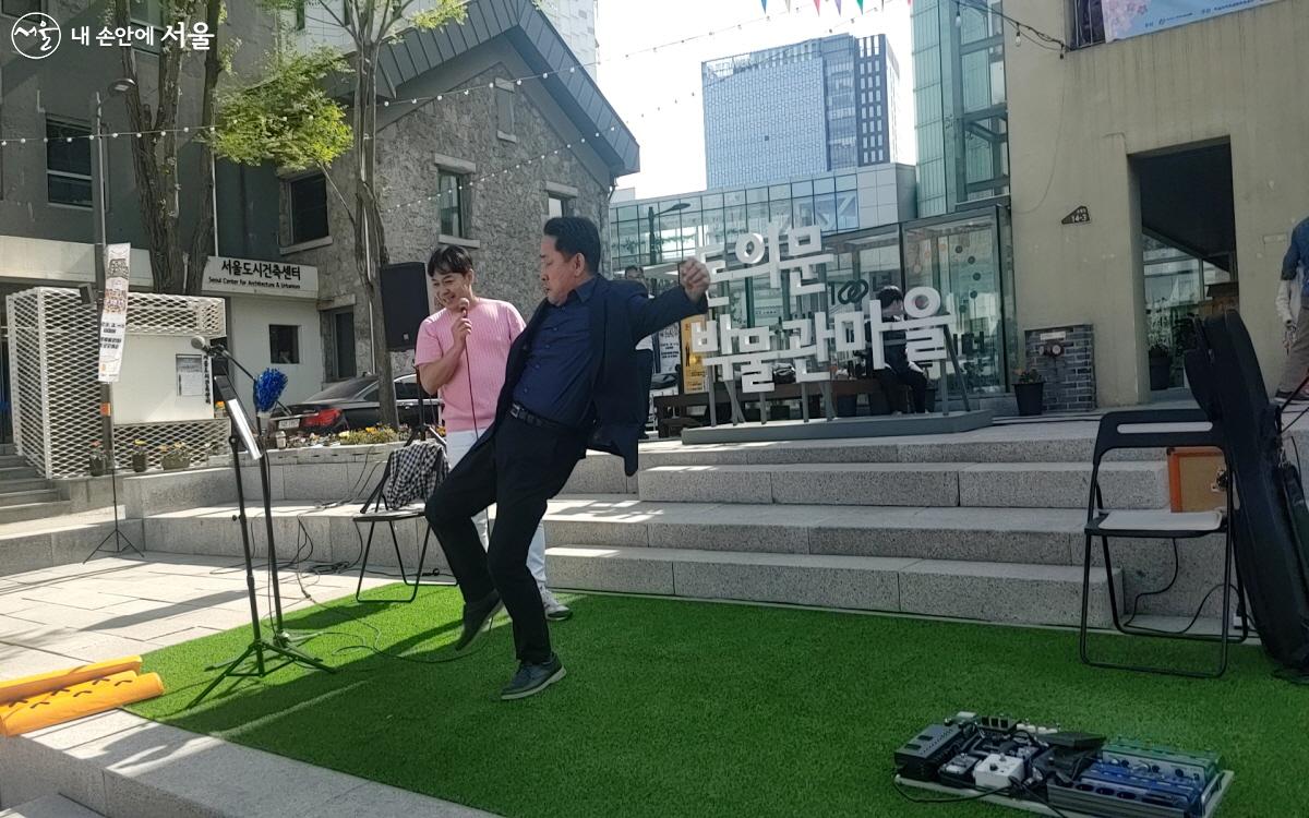 시민 참여 프로그램인 '제기차기'에 열심히 참여하고 있는 시민 ©최은영