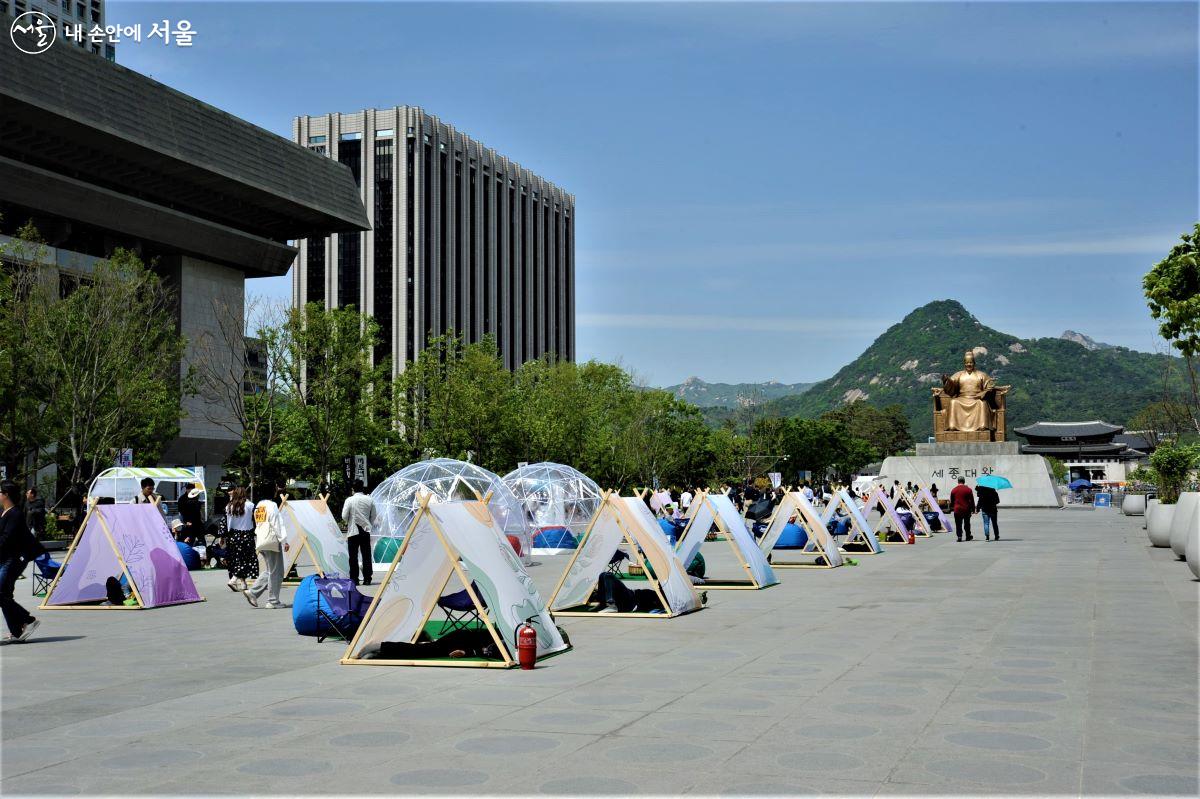 ‘광화문 책마당’에는 북악산과 경복궁을 배경으로 빈백, 파라솔 등을 설치해 ‘북캠핑’, ‘북크닉’ 등 도심 속 여유 공간을 즐길 수 있다. ©조수봉