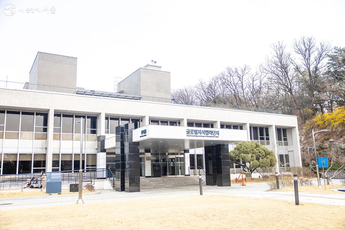 한국경제발전전시관은 글로벌지식협력단지 건물 내 위치하고 있다. ⓒ임중빈