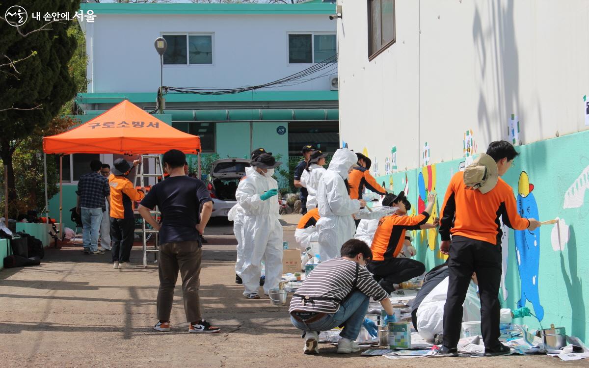 화재예방 벽화 작업을 진행한 구로소방서 소방관들과 T-Way ‘쉼’ 자원봉사단 © 김창일