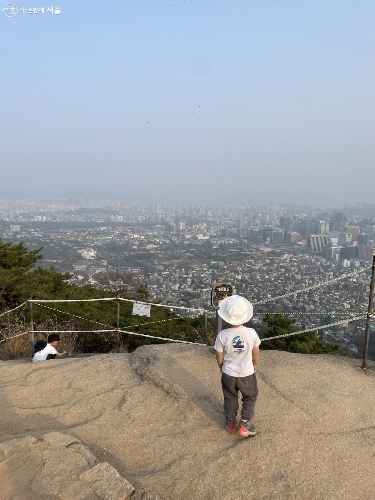 한양도성길 4코스(인왕산구간)의 인왕산 정상 ⓒ반도상