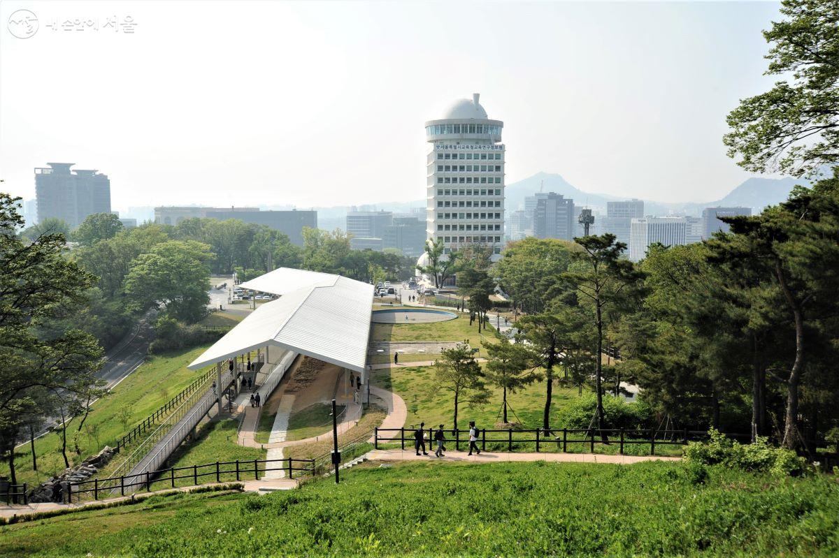 전망대에서 본 ‘한양도성 유적전시관’ ⓒ조수봉 