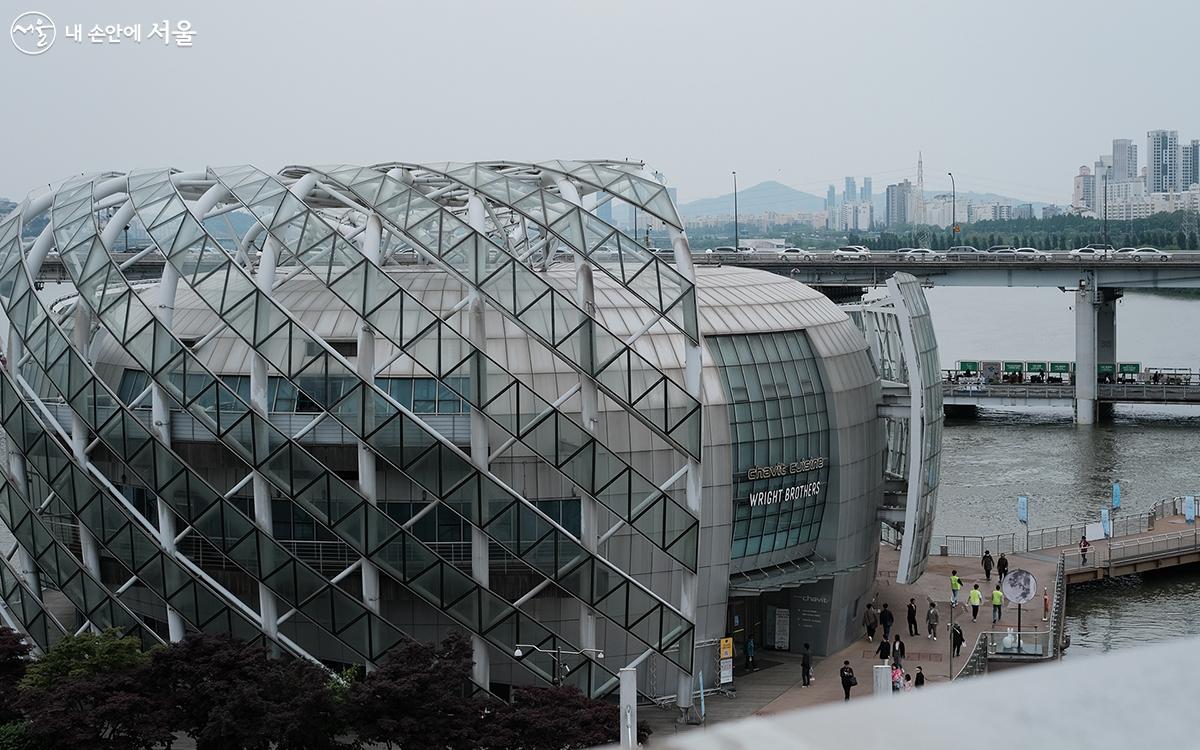 가빛섬(세빛섬 옥상정원)에서 바라본 채빛섬과 반포대교·잠수교 ⓒ김아름