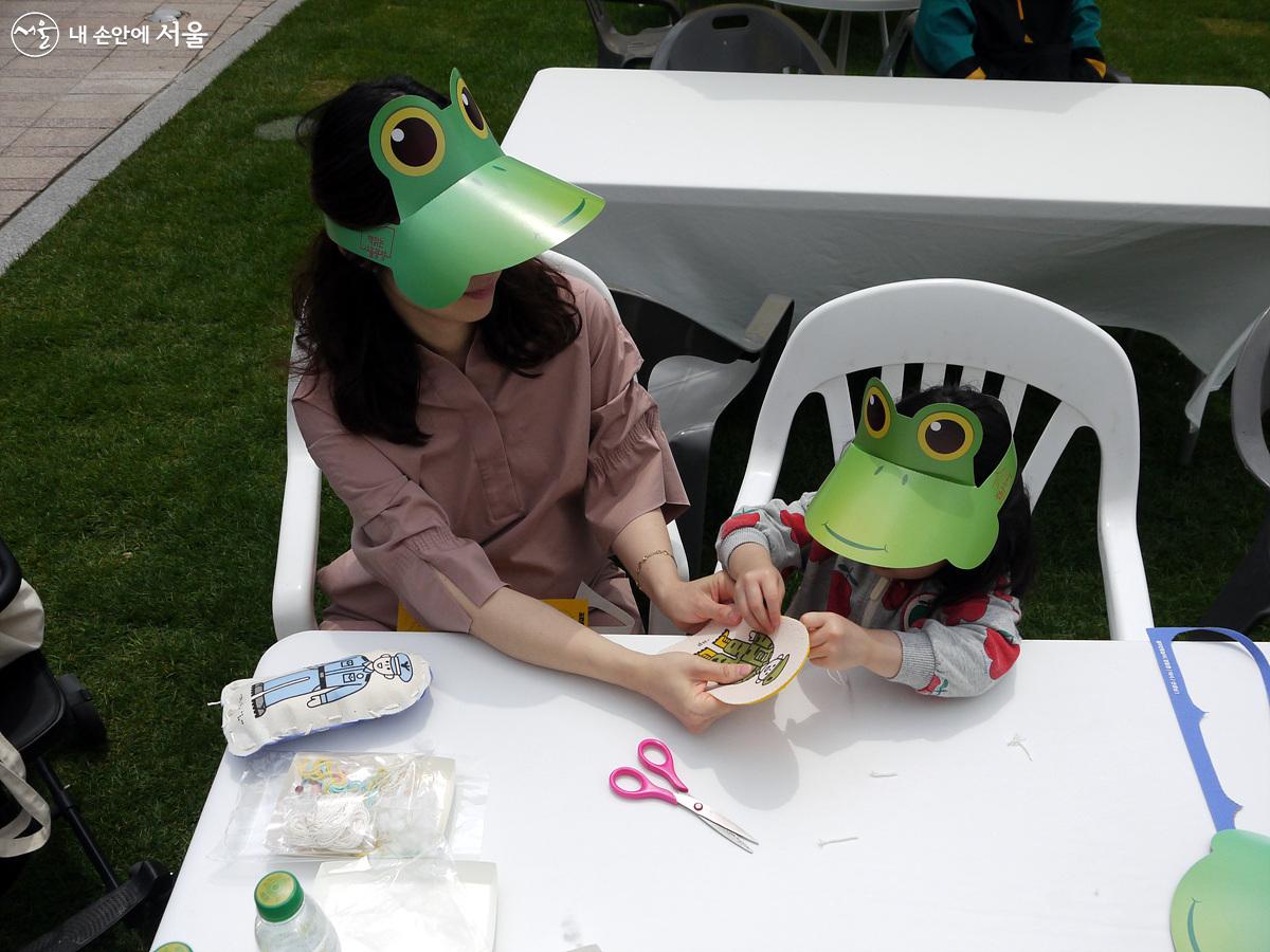 엄마와 아이가 점자 촉각인형을 만들고 있다. 점자 촉각인형은 시각장애아동과 중복장애아동의 놀이 학습을 통해 촉지 훈련, 점자 학습, 사회성 향상에 도움을 준다. ©최윤영