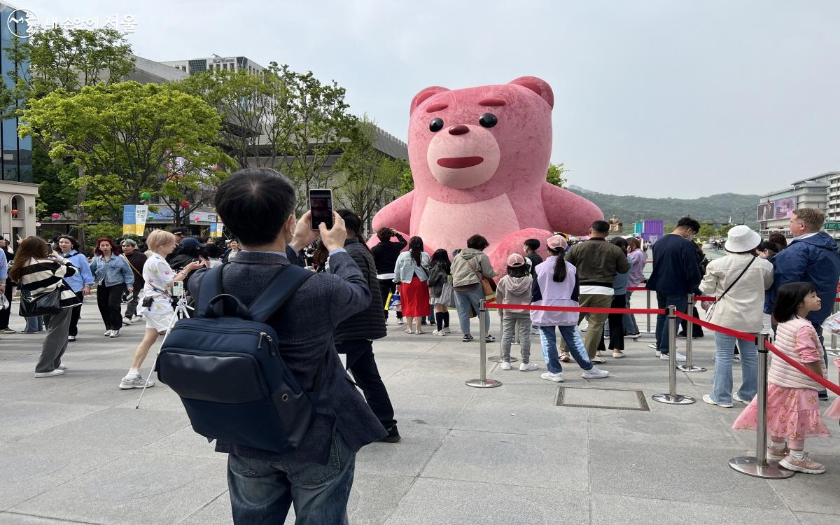 단연 인기 1순위였던 벨리곰. 벨리곰과 함께 정면에서 사진을 찍기 위해서는 줄을 서야 한다. ⓒ박지영