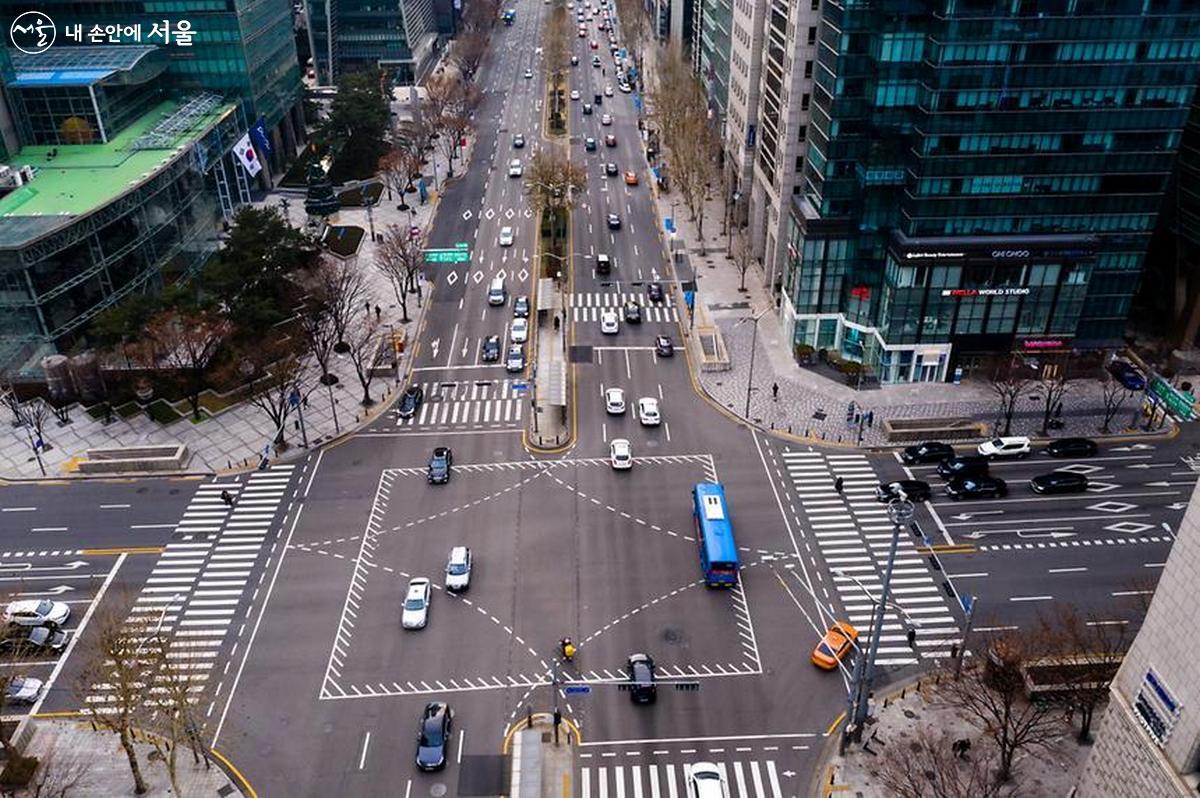 테헤란로 포스코사거리. 과거에 불가능했던 좌회전이 가능해졌다. ©강남구청