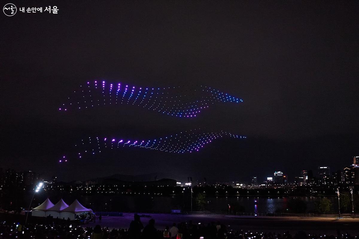 첫 번째 선보인 형상 ‘물결’. 서울의 상징과도 같은 한강의 물결이 한강변 상공 밤하늘에서 일렁였다. ⓒ이정규
