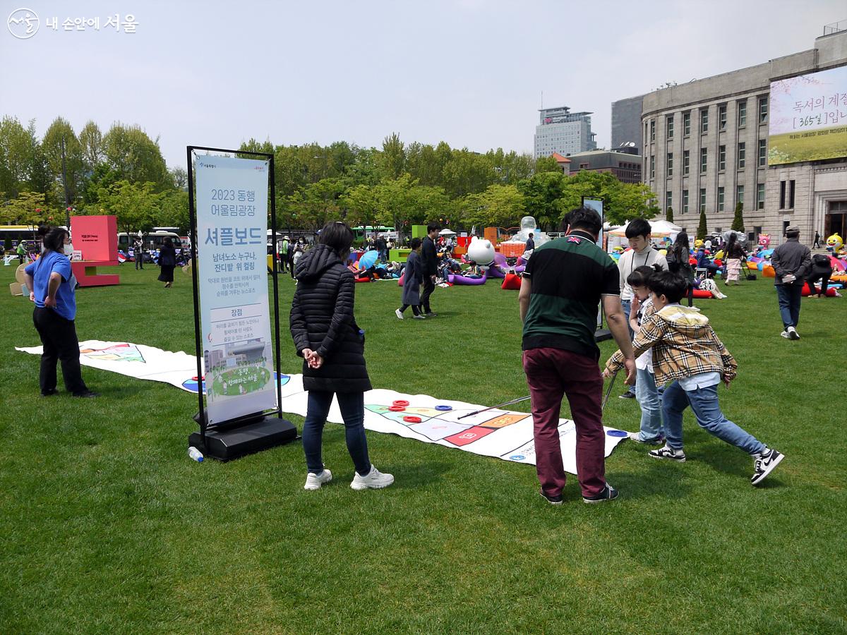 막대와 원반을 사용하여 경기를 진행해 허리나 무릎을 굽히기 힘든 노인이나 휠체어를 탄 사람도 즐길 수 있는 '셔플보드'를 체험하는 시민들 ©최윤영